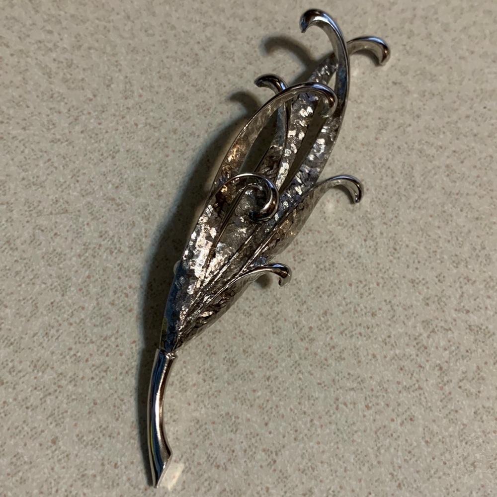 Pastelli brushed and polished silver tone broach (248a)